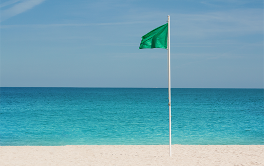 Playas y bahias en altea estan indicados por diferentes colores de las banderas